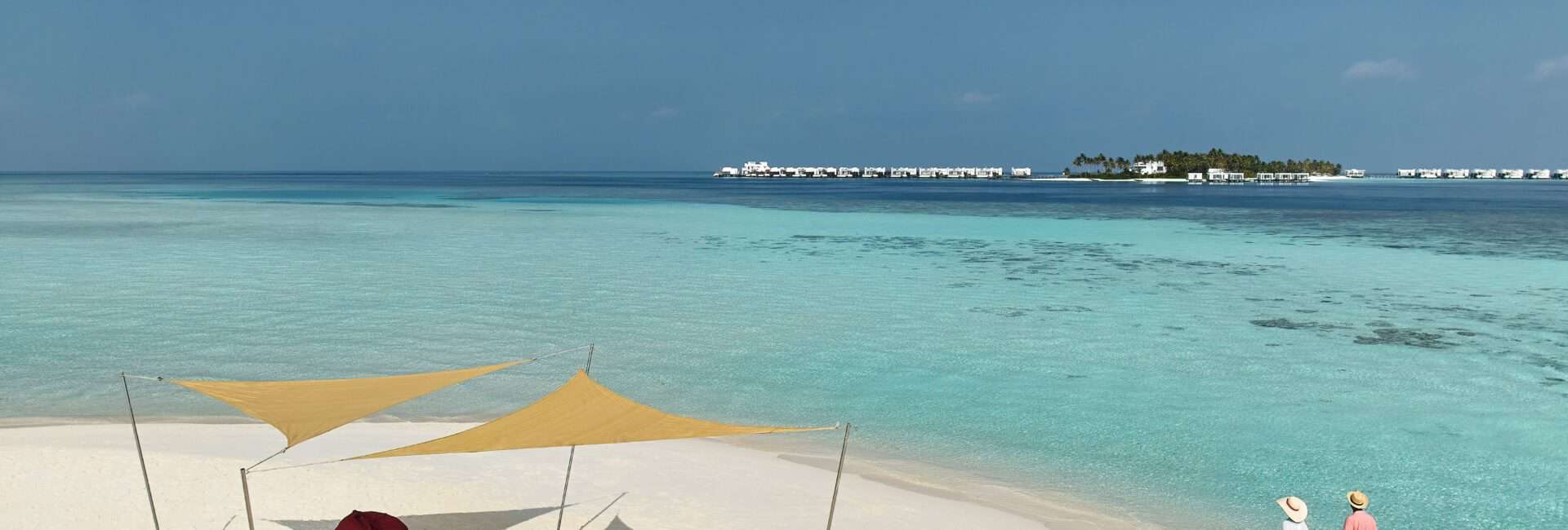 Jumeirah Maldives_High_resolution_300dpi-Jumeirah Maldives - Sandbank Destination Dining Couple 2