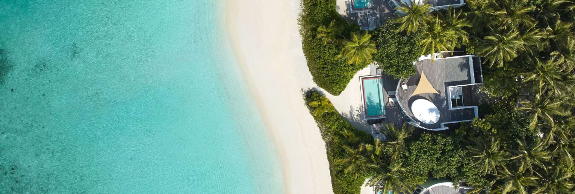 Jumeirah Maldives_High_resolution_300dpi-Jumierah Maldives - Aerial Beach Villa Top Down