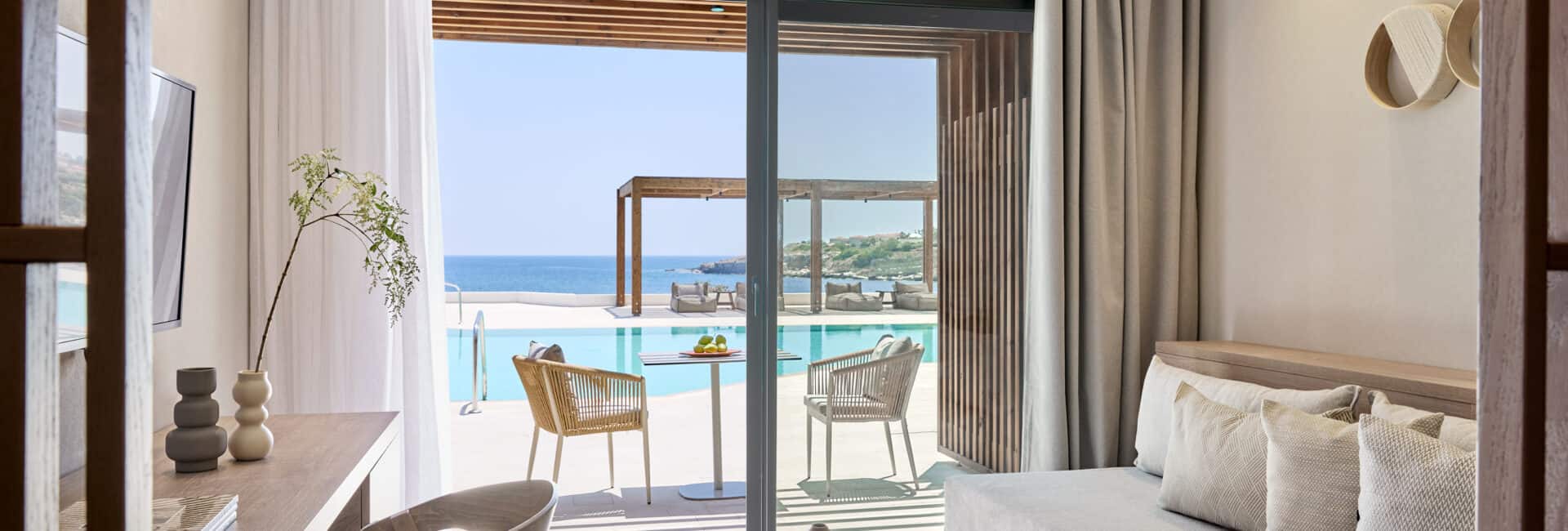 Elissa Rhodes Open_Plan_Suite_with_seaview_and_sharingpool_02